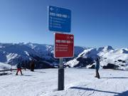 Ausschilderung mit Schwierigkeitsgraden in Farbe (blau=leicht, rot=mittel, schwarz=schwer)