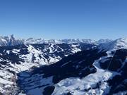 Blick vom Zwölferkogel über die Skihänge von Hinterglemm und Saalbach