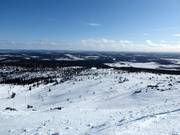 Blick vom Gipfel über das Skigebiet Levi