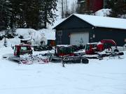 Die Pistenraupen warten auf den nächsten Einsatz