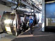 Hilfe beim Einstieg an der Spieljochbahn