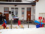 Skischulbüro und Sammelplatz an der Talstation