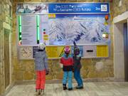 Informationstafel mit Pistenplan in der Service-Talstation Highport Flachauwinkl