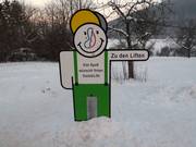 Hinweisschild zu den Skiliften
