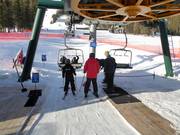 Hilfestellung beim Einstieg an der Sesselbahn