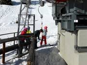 Personal reicht den Bügel am Schlepplift