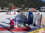 Förderband der Skischule Waidring (Snowsports) beim Triassic Kinderland