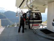 Ski werden an der Gondelbahn den Gästen gereicht