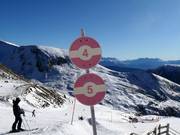 Pistenmarkierung im Skigebiet Meran 2000