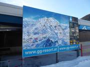 Moderne Anzeigentafel an der Talstation Kals