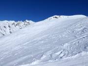 Weite Tiefschneehänge neben den Pisten