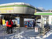 Hilfestellung beim Einstieg in die Sesselbahn