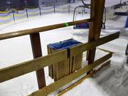 In der Skihalle findet man auch Abfalleimer vor