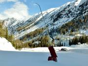 Schneekanone wartet auf ihren Dienst