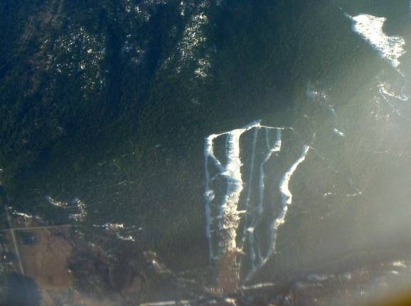 Blick auf den Salmo Ski Hill vom Flugzeug aus
