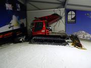 Der Pistenbully präpariert die komplette Skihalle