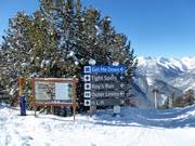 Pistenausschilderung mit Informationen im Skigebiet von Panorama