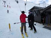 Am Schlepplift wird der Bügel gereicht