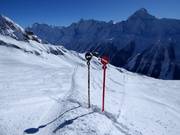 Pistenbegrenzungen mit Nummern der Pisten