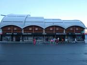 Gepflegte Talstation des Millennium-Expresses