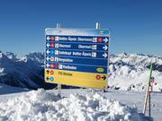 Pistentafel an einer Abzweigung