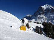 Leistungsfähige Schneekanone im Skigebiet First