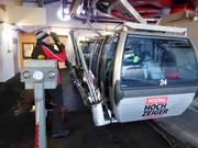 Ski werden bei der Gondelbahn gereicht