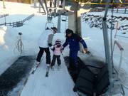 Kleinen Kindern hilft man beim Einsteigen