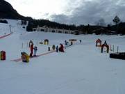 Kindergelände mit Förderband