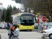 Auch der Linienbus hält an der Talstation.