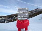 Pistenausschilderung im Skigebiet Sierra Nevada