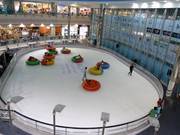 Die Kinder lieben die Fahrzeuge auf dem Eisplatz