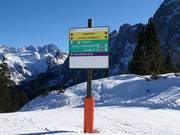 Pistenausschilderung in der Skiregion Dachstein West