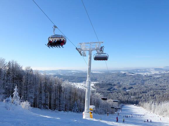 Große Almberg-Sesselbahn - 6er Hochgeschwindigkeits-Sesselbahn (kuppelbar) mit Abdeckhauben und Sitzheizung