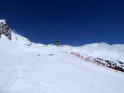 Blick von der Mittelstation hinauf zu den hochalpinen Pisten