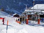 Am Tellerlift wird beim Einsteigen geholfen