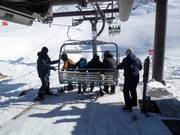 Hilfestellung beim Einstieg an der Sesselbahn