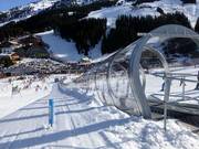 Überdachtes Förderband (140 m) an den Lamarkliften