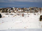 Das Skigebiet ist vom Dorf nur durch eine Straße getrennt.
