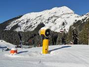Leistungsfähige Schneekanone im Berwanger Skigebiet