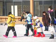 Anfänger auf dem Weg zur Piste