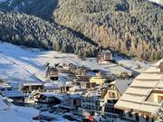 Blick auf die Unterkünfte in Ischgl mit Silvretta Therme
