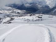 Frischer Pulver oberhalb von Le Corbier