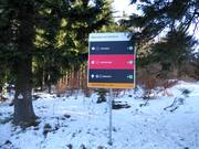 Pistenausschilderung im Skigebiet Deštné