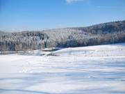 Blick vom Tiefschneehang zur Liftstation