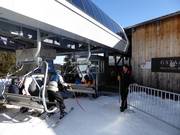 Das Personal zeigt Präsenz am Einstieg