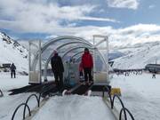 An Förderband steht immer jemend zur Hilfe bereit