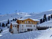 Mitten im Skigebiet befindet sich die Skihütte Rettenstein