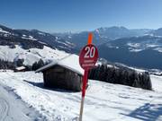 Pistenmarkierung mit Nummer und Name