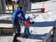 Das Personal hilft beim Einsteigen